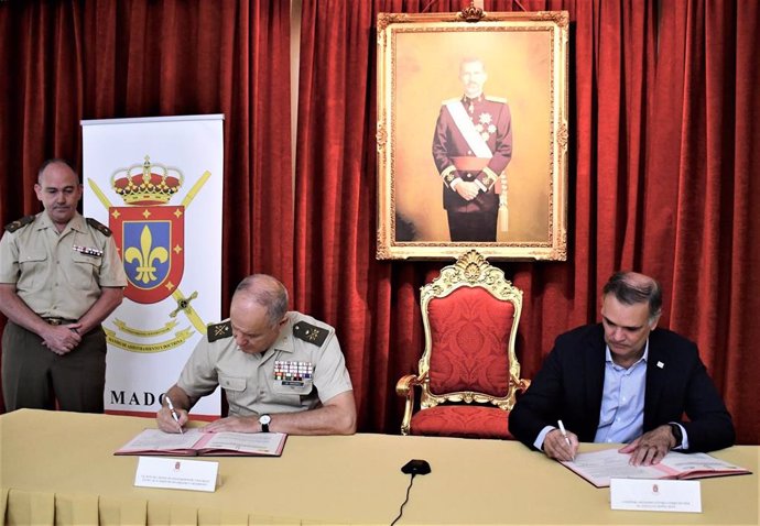 El teniente general Jerónimo de Gregorio y Jesús Ibáñez firman el convenio entre Defensa y Cetursa, en Capitanía