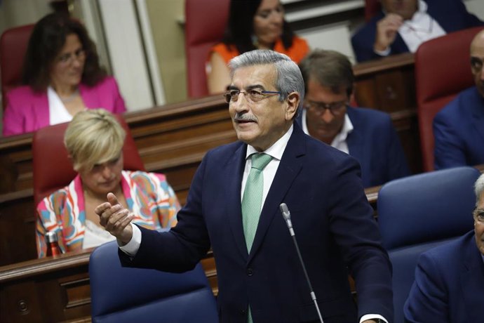 El consejero de Hacienda del Gobierno de Canarias, Román Rodríguez, en el Pleno del Parlamento