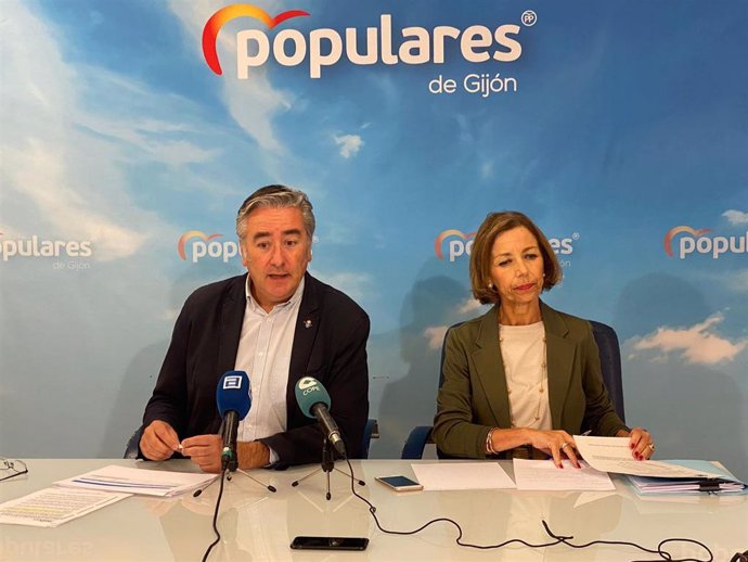 Rueda de prensa del presidente del PP de Gijón, Pablo González, junto a la concejala 'popular' Ángeles Fernández-Ahúja, en la sede gijonesa del partido