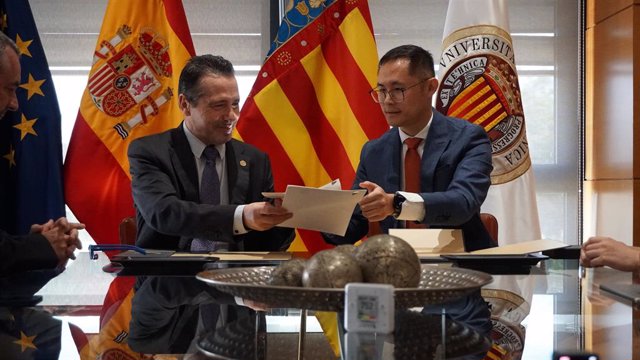 El rector de la UPV, José E. Capilla, i el president de l'EIIM, Yinglong Qiu, formalitzen la creació de la Càtedra CQI - València Innovation Experience
