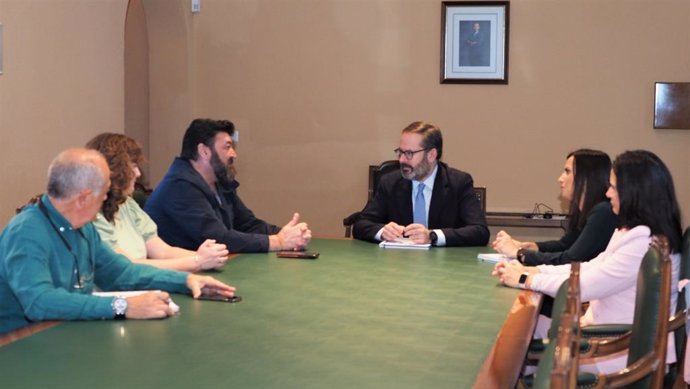 Molina (centro) habla con Palomares (izda.), durante su encuentro en la Delegación del Gobierno andaluz.