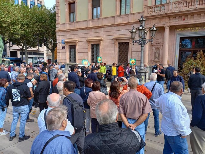 Protesta de agricultores, este martes, en la Subdelegación del Gobierno en Lleida