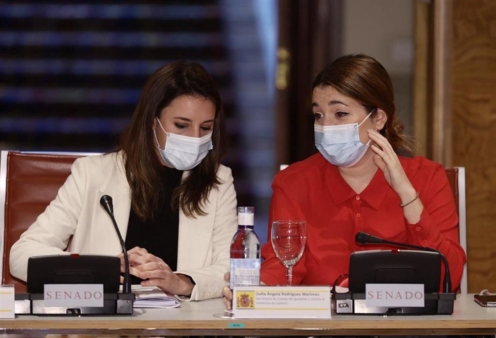 Archivo - La ministra de Igualdad, Irene Montero (i), y la secretaria de Estado de Igualdad y contra la Violencia de Género, Ángela Rodríguez
