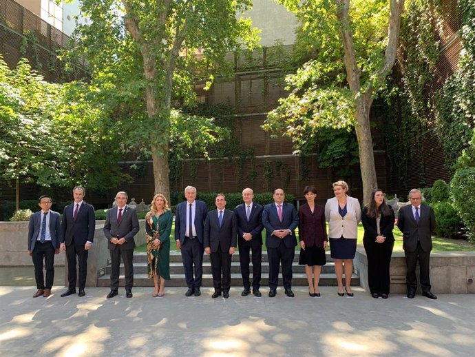 Fotografía de familia de la delegación del BIE que visita esta semana España (Madrid y Málaga) junto a la representación institucional