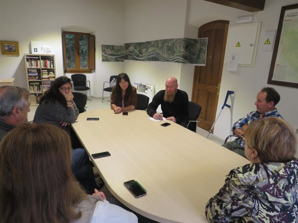 Reunión de la portavoz de Podemos-Equo Xixón, Laura Tuero, con representantes de la Asociación vecinal de Serín (Gijón), entre ellos su presidente, José Luis Fernández
