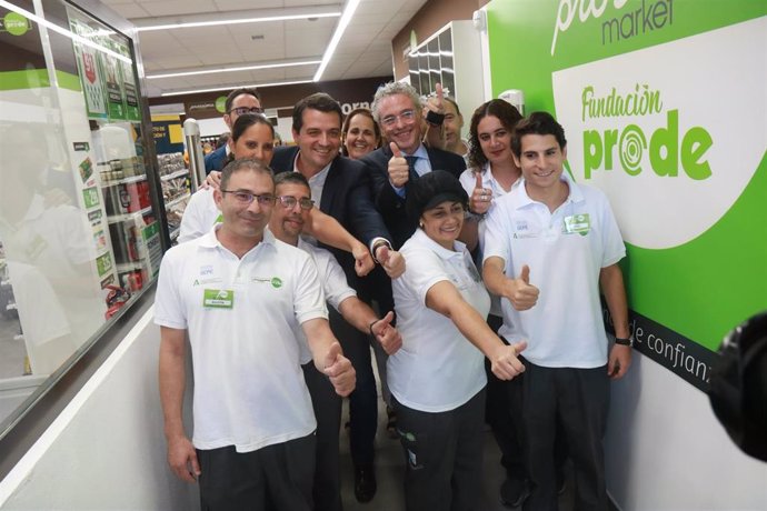 Inauguración del primer supermercado de Andalucía gestionado por personas con discapacidad por la Fundación Prode en Córdoba.