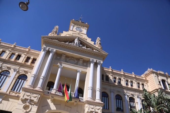 El Ayuntamiento de Málaga ha declarado dos días de luto oficial local y las banderas ondean a media asta en memoria de Débora, de 39 años, víctima de la violencia machista cuyo cadáver fue hallado tras confesar su pareja