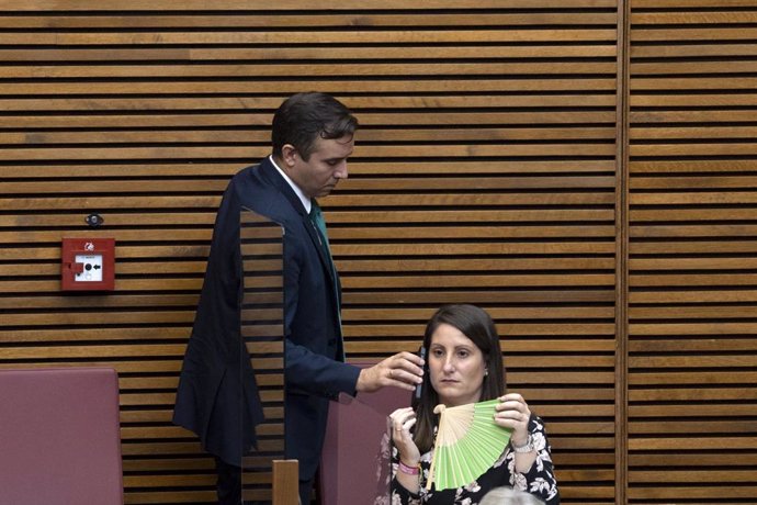 La síndica de Vox, Ana Vega, sentada en su escaño en el Debate de Política General en Les Corts