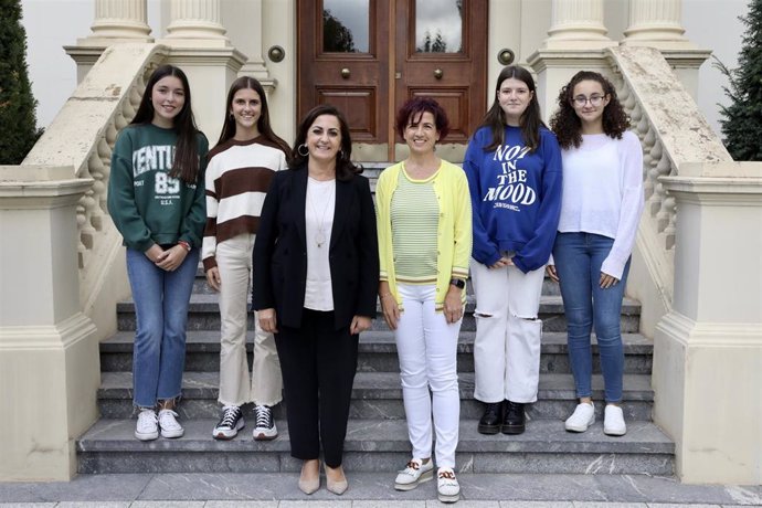 Andreu recibe a las alumnas ganadoras de la fase nacional del Concurso Escolar de Estadística