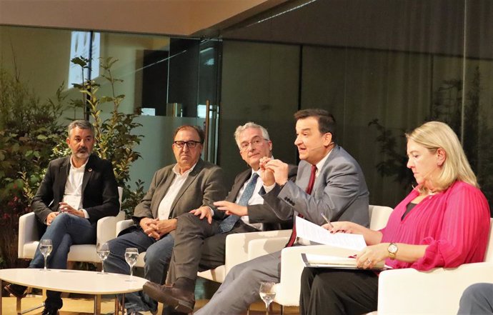 El consejero de Agricultura, Agua y Desarrollo Rural, Francisco Martínez Arroyo, participa en una mesa redonda con sus homólogos de Agricultura de las comunidades autónomas de Aragón, Asturias o La Rioja.