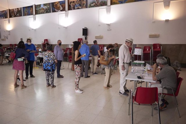 Archivo - Varias personas aguardan en cola para ejercer el derecho a votar durante el día de las últimas elecciones andaluzas.