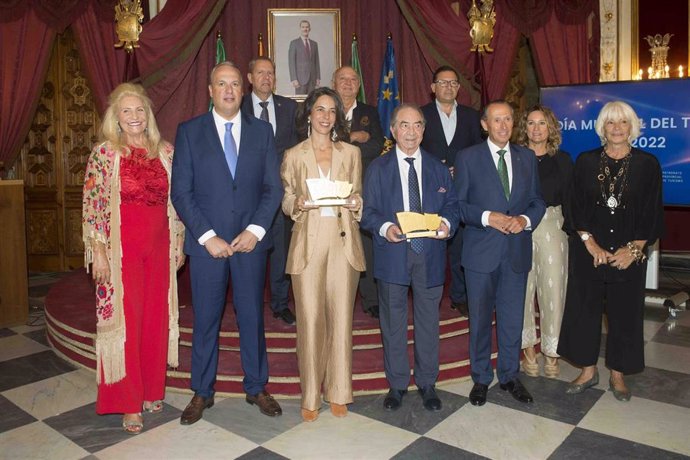 Ruiz Boix con los galardonados por el Día del Turismo.