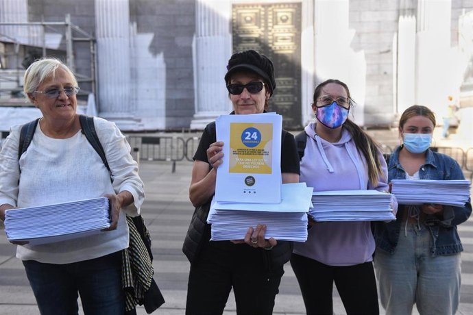 Un grupo de mujeres pertenecientes a organizaciones feministas se reúnen para ofrecer un paquete de enmiendas feministas a la ley Trans en el Congreso de los Diputados, a 27 de septiembre de 2022, en Madrid (España). 