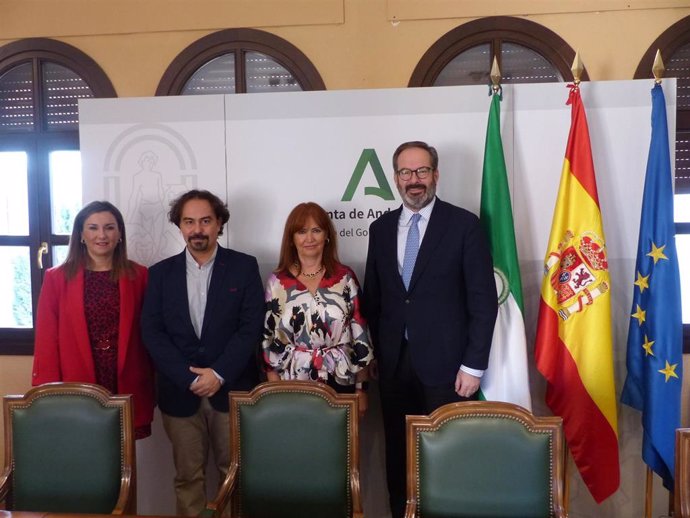 Dolores Navajas y Antonio López (centro), entre Raquel López y Adolfo Molina, en la Delegación del Gobierno andaluz en Córdoba.