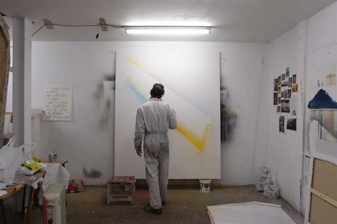 Simon Zabell en su estudio del Callejón del Santo Sepulcro, Granada.