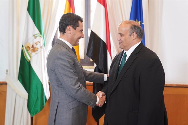 El presidente de la Junta de Andalucía, Juanma Moreno, recibe en el Palacio de San Telmo al embajador de la República Árabe de Egipto  en España, Youssef Diaa Eldin Mekkawy.