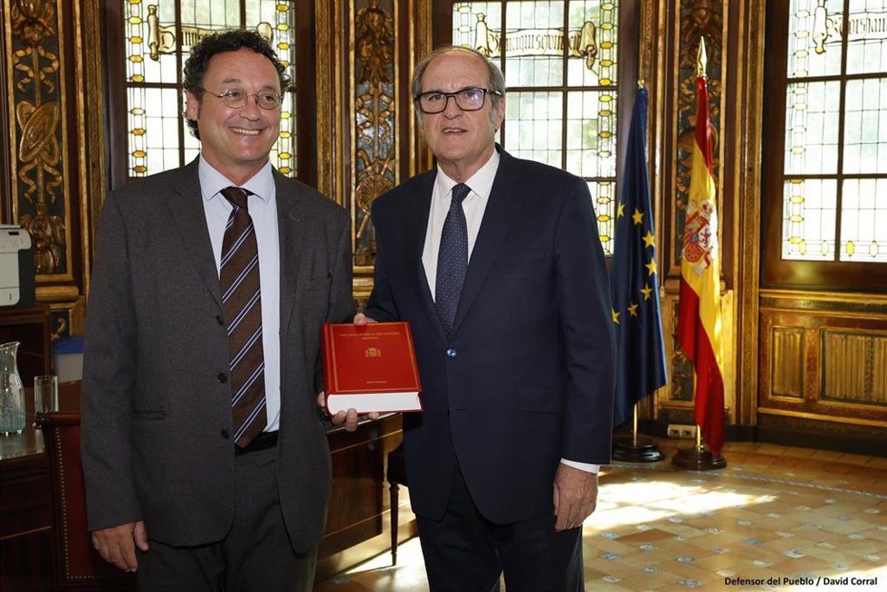 Ángel Gabilondo(dcha) y Álvaro García (izda) han abogado por mantener la relación estrecha de ambas instituciones.