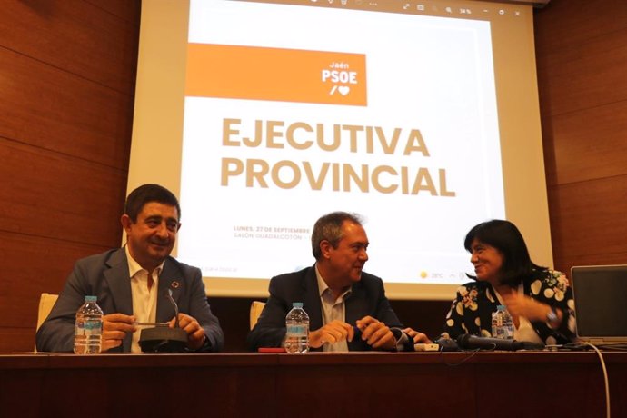 Espadas (c) en la reunión de la Ejecutiva Provincial del PSOE de Jaén.