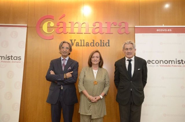 Juan Carlos de Margarida (izda), en el centro Cristina Herrero, y a su izquierda Valentín Pich, durante el acto celebrado en la sede del ECOVA, en Valladolid.