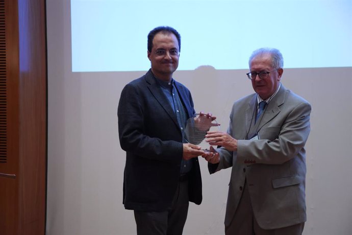 El redactor jefe de Europa Press Andalucía, Joaquín Begines, recoge el premio nacional de APTE por la información de la agencia sobre la actividad de los parques tecnológicos en España, a 27 de septiembre de 2022 en Sevilla, Andalucía, España.