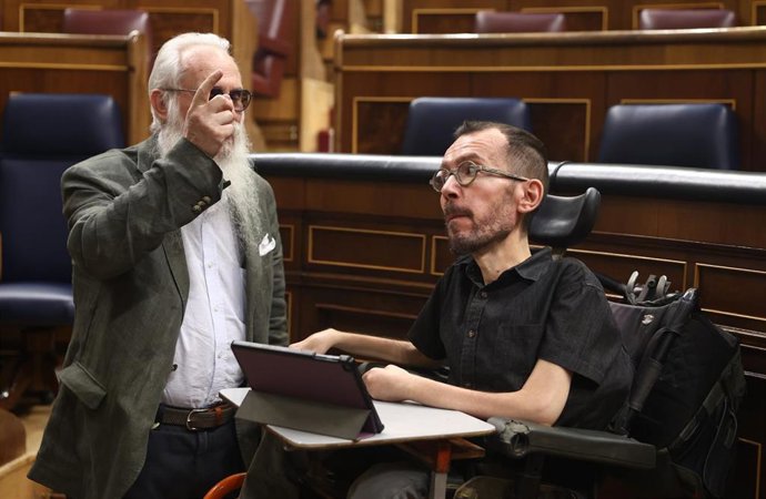 El diputado de mayor edad en el Congreso de los Diputados, Agustín Javier Zamarrón (i), y el portavoz de Unidas Podemos en el Congreso de los Diputados, Pablo Echenique (d), en una sesión plenaria en el Congreso
