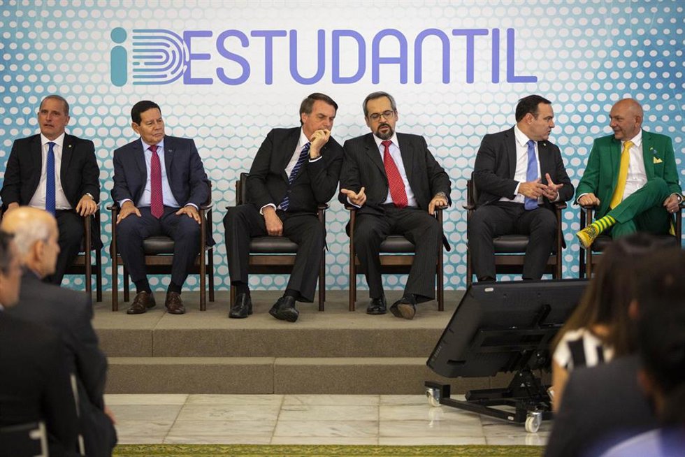 El presidente de Brasil, Jair Bolsonaro, conversa con el exministro de Educación Abraham Weintraub.
