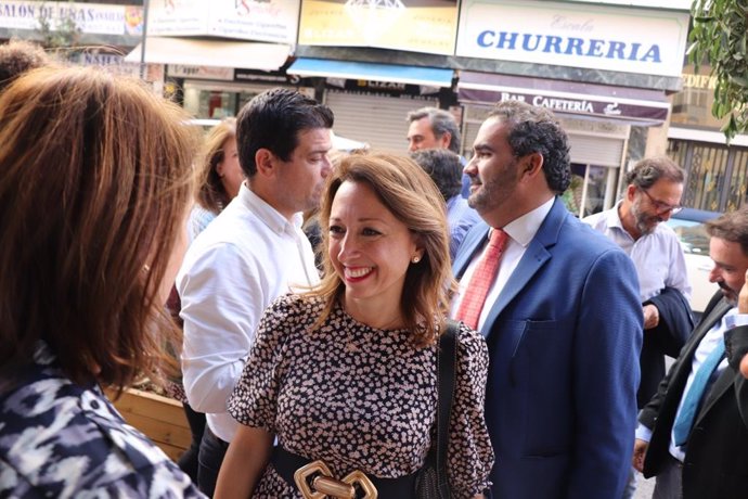 Patricia Navarro, candidata a la presidencia del PP de Málaga, en un encuentro con afiliados en Marbella