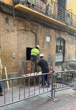 Urbanismo tapia de forma definitiva el acceso al inmueble ocupado de la calle Pignatelli incendiado el pasado viernes