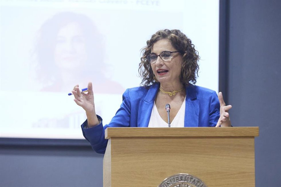 La ministra de Hacienda y Función Pública, María Jesús Montero, en el atril durante la apertura del curso académico de la Facultad de Ciencias Económicas y Empresariales, a 23 de septiembre de 2022 en Sevilla (Andalucía, España)