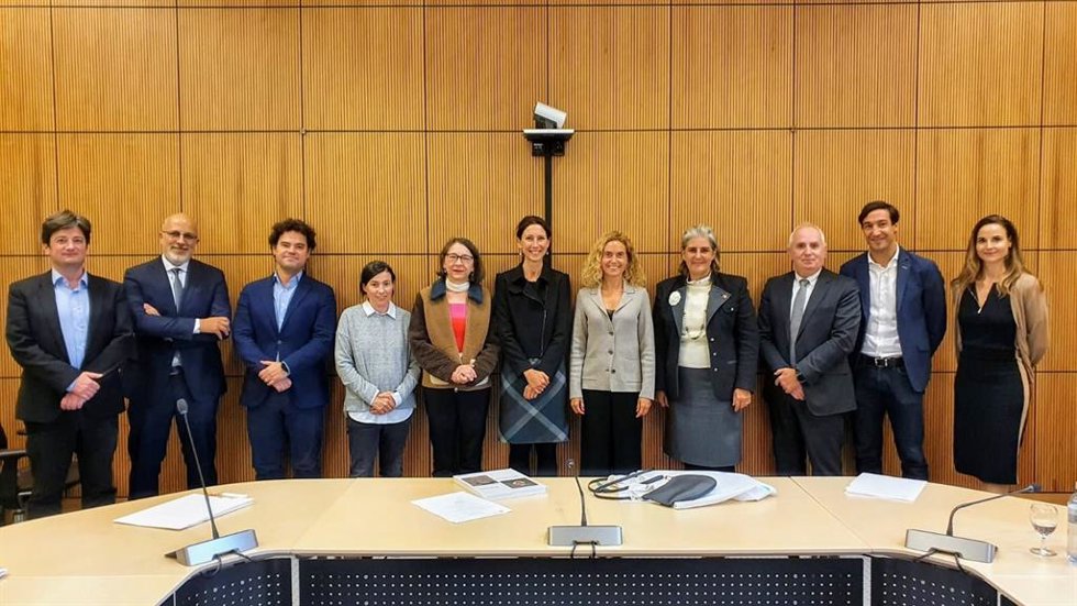 La presidenta del Congreso, Meritxell Batet, en un encuentro con científicos españoles en Suiza.