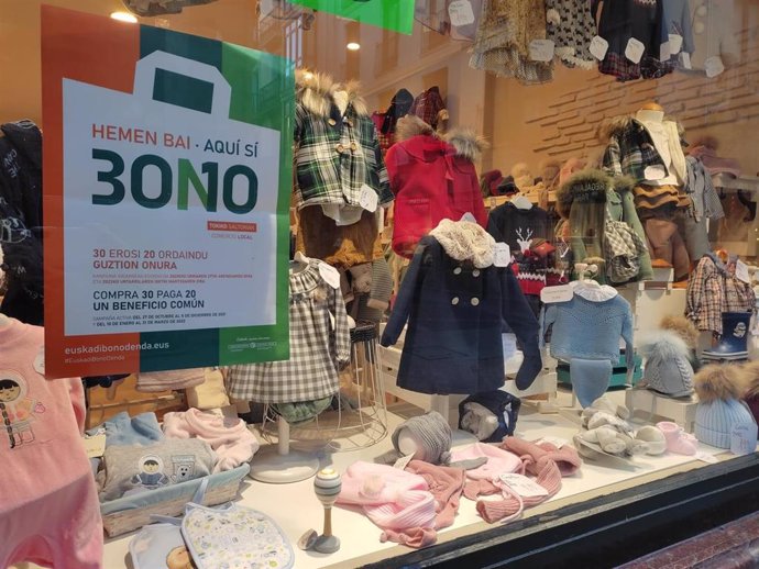 Archivo - Imagen de una tienda de Bilbao con el distintivo de Euskadi Bono Denda.
