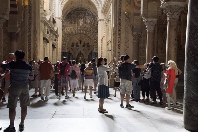 Archivo - Turistas en el interior de la Mezquita-Catedral de Córdoba.