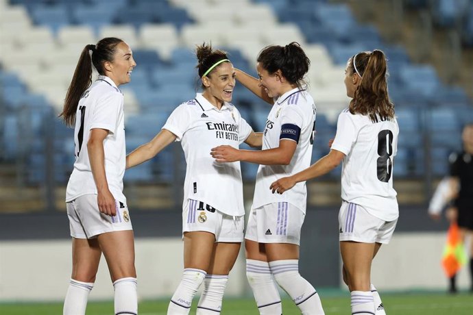 Archivo - Las jugadoras del Real Madrid celebran un gol de Esther González en la ronda previa de la Liga de Campeones Femenina