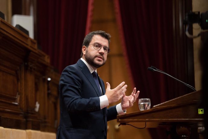 El president de la Generalitat, Pere Aragons, replica a la líder dels comuns en el Parlament, Jéssica Albiach, durant el Debat de Política General en el Parlament