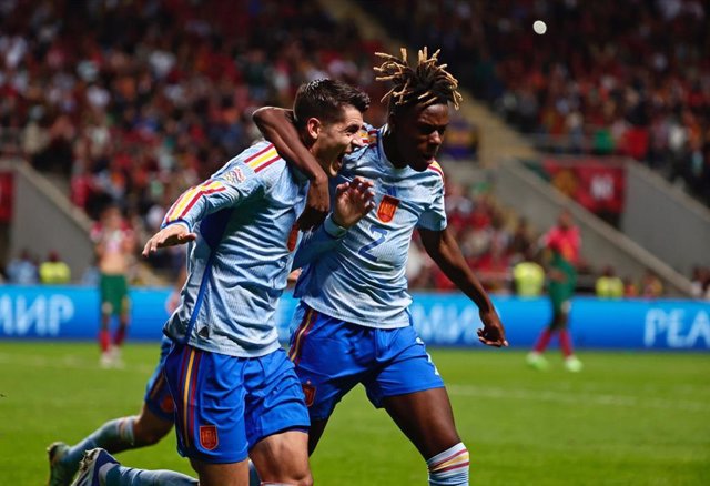 Alvaro Morata y Nico Williams celebran el 0-1 en el Portugal-España de la Liga de Naciones 2022-2023