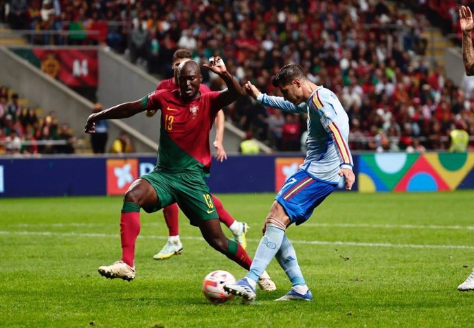 Alvaro Morata dispara a puerta ante Danilo en el Portugal-España de la Liga de Naciones 2022-2023