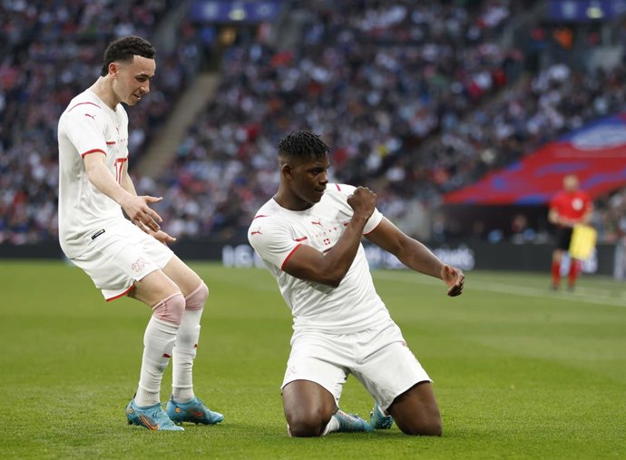 Archivo - 26 March 2022, United Kingdom, London: Switzerland's Breel Embolo (R) celebrates scoring his side's first goal with teammate Ruben Vargas during the Alzheimer's Society international friendly soccer match between England and Switzerland at Wem