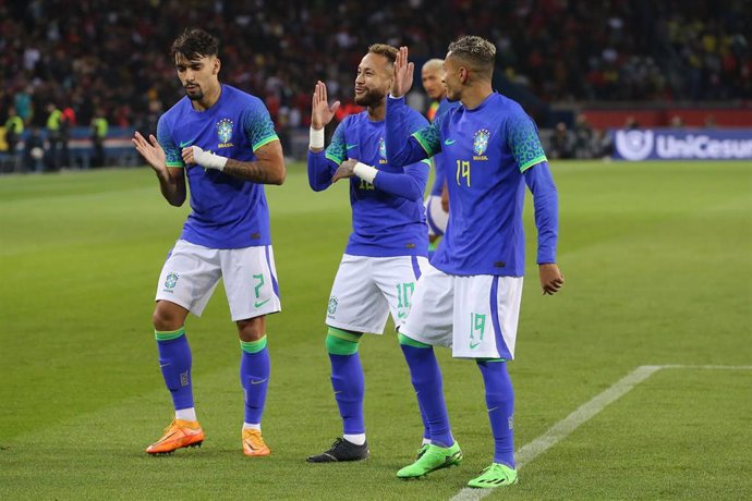 Paquetá, Neymar y Raphinha celebran uno de los goles de Brasil en el amistoso ante Túnez