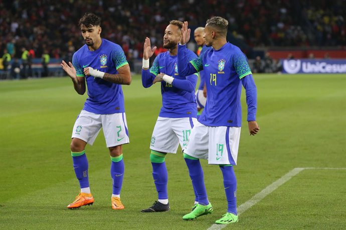 27 September 2022, France, Paris: Brazil's Neymar Jr celebrates scoring his side's fourth goal with team mates Lucas Paqueta and Raphinha during the friendly soccer match between Brazil and Tunisia at Parc des Princes Photo: Jonathan Moscrop/CSM via ZUM