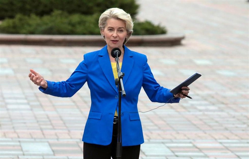 La presidenta de la Comisión Europea, Ursula von der Leyen, habla durante una conferencia de prensa conjunta con el presidente de Ucrania, Volodymyr Zelensky, en Kiev.