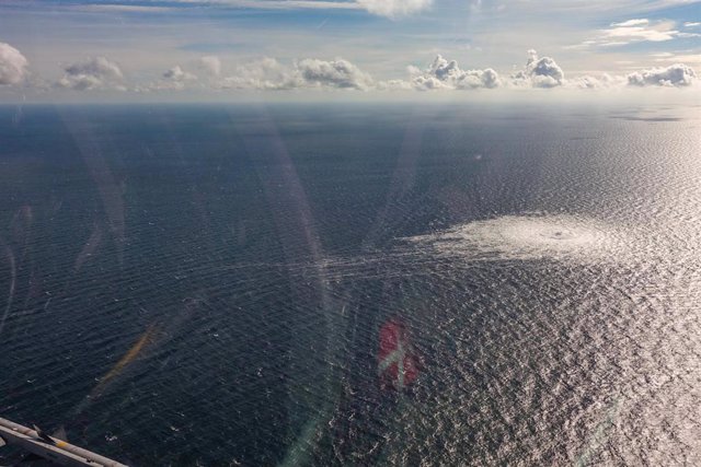 Una foto aérea facilitada por el Mando de Defensa danés muestra la fuga de gas del Nord Stream 2 cerca de Bornholm. Tras los daños en los gasoductos Nord Stream bajo el mar Báltico, las autoridades de Alemania y Dinamarca siguen buscando la causa