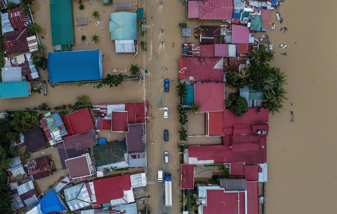 Imagen aérea de inundaciones por el supertifón 'Noru' a su paso por Filipinas.