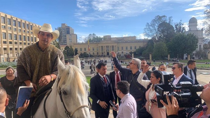 El senador colombiano Alirio Barrera, sobre un caballo a las puertas del Congreso de Colombia