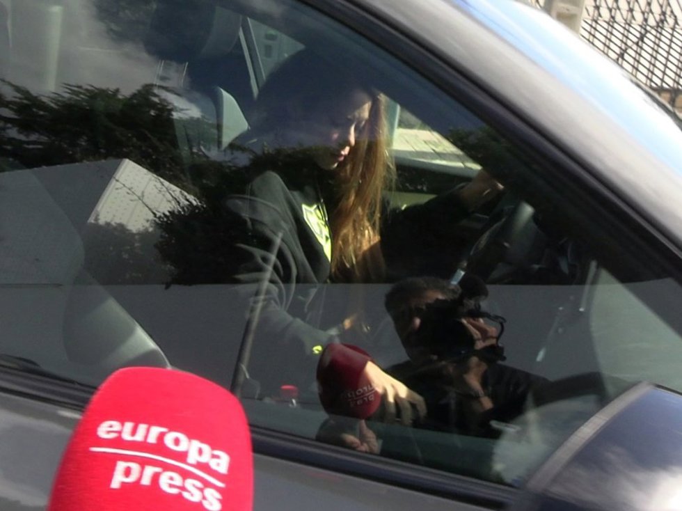 Shakira abandonando su casa muy seria