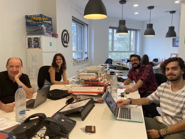 Vicent Sanchis con periodistas de TotEconomia