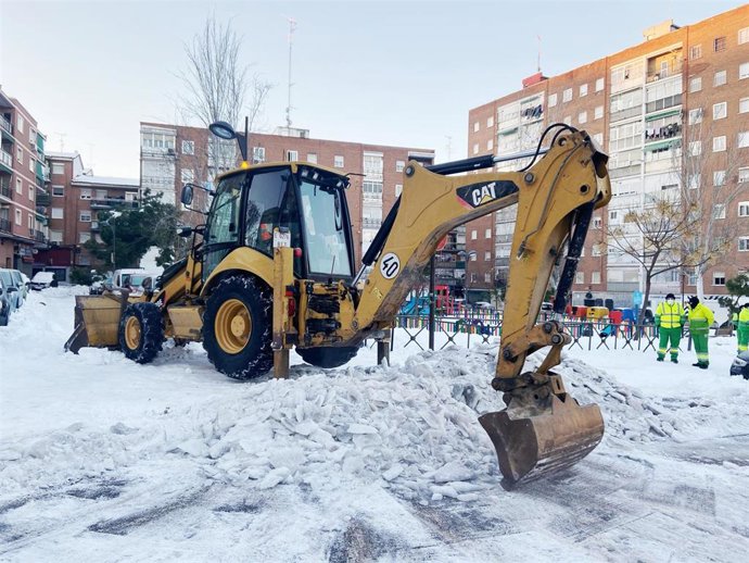 Archivo - Una excavadora retira hielo acumulado en una vía de Alcorcón como consecuencia de la nevada provocada por la borrasca Filomena, en Madrid, (España), a 13 de enero de 2021. Madrid afronta el tercer día laborable en la región tras la gran neva