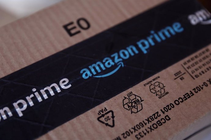 Un paquete de Amazon, a 1 de septiembre de 2022, en Madrid (España). La Comisión Nacional de los Mercados y la Competencia (CNMC) ha publicado su Informe Anual del Sector Postal 2021, donde se refleja que la empresa de comercio electrónico Amazon es el 