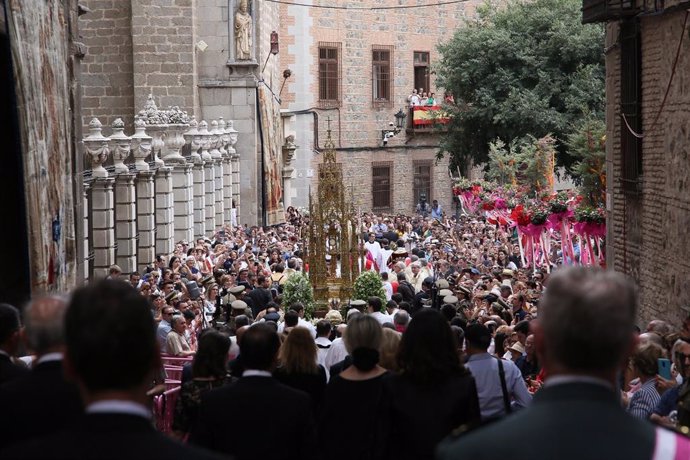 Abanicos y 10.000 botellas de agua ayudarán a toledanos y visitantes a combatir el calor durante la procesión del Corpus