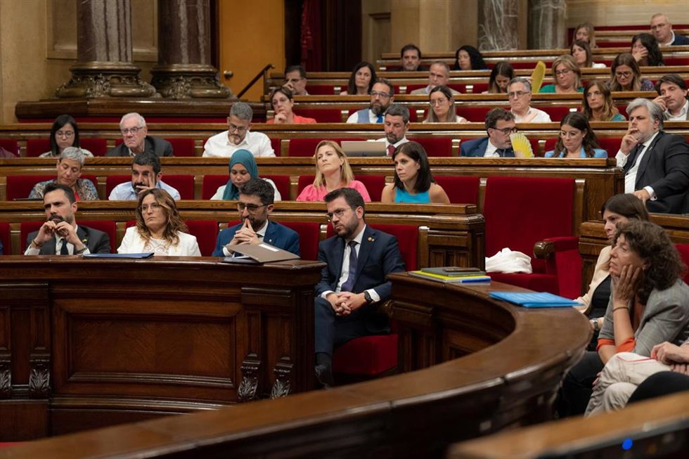 El president de la Generalitat, Pere Aragons (c), al término del debate de política general anual, en el Parlament de Catalunya, a 27 de septiembre de 2022, en Barcelona, Cataluña (España).