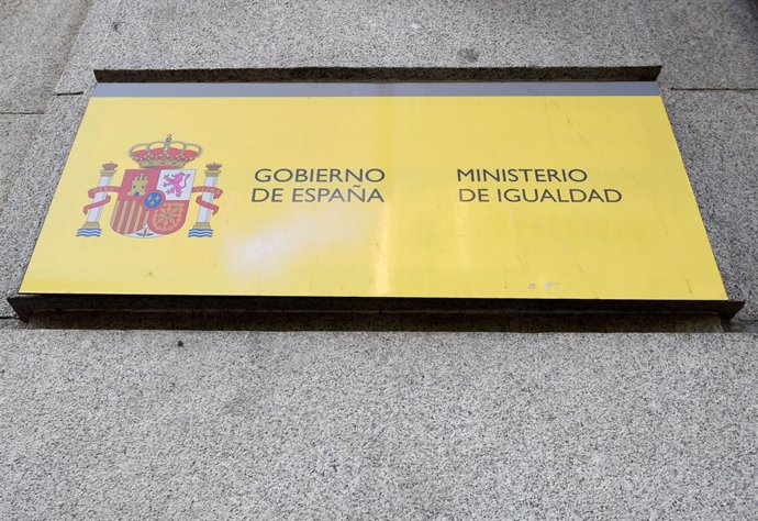 Placa de entrada al Ministerio de Igualdad, a 23 de septiembre de 2022, en Madrid (España). La organización católica Hazte Oír ha convocado una manifestación frente al Ministerio de Igualdad para pedir la dimisión o el cese de la ministra tras conside